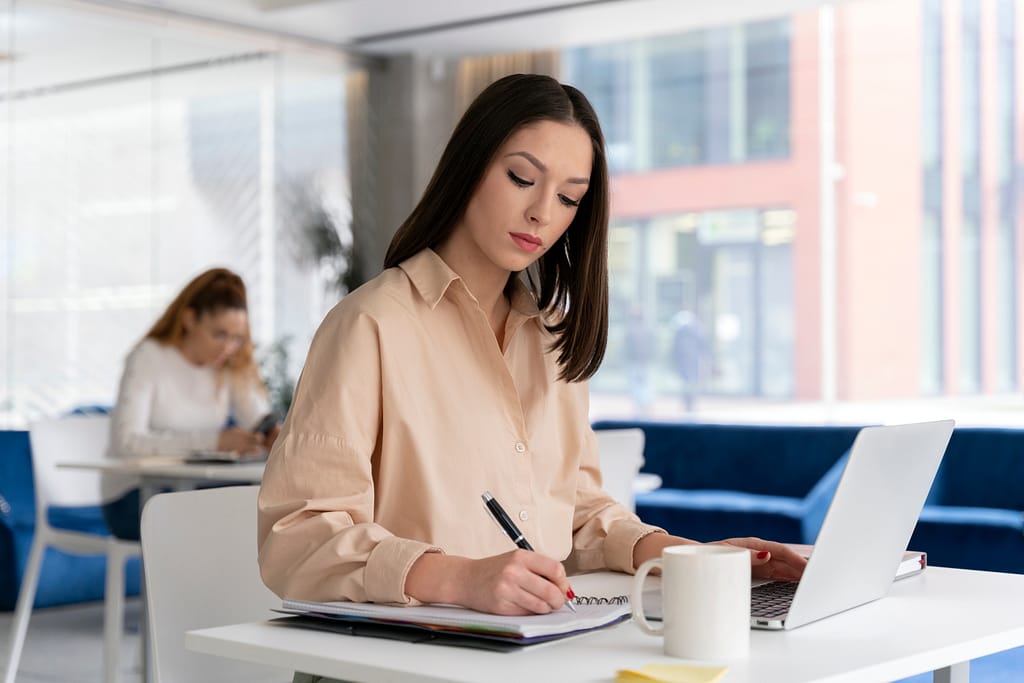 young-business-woman-working-her-desk-with-laptop